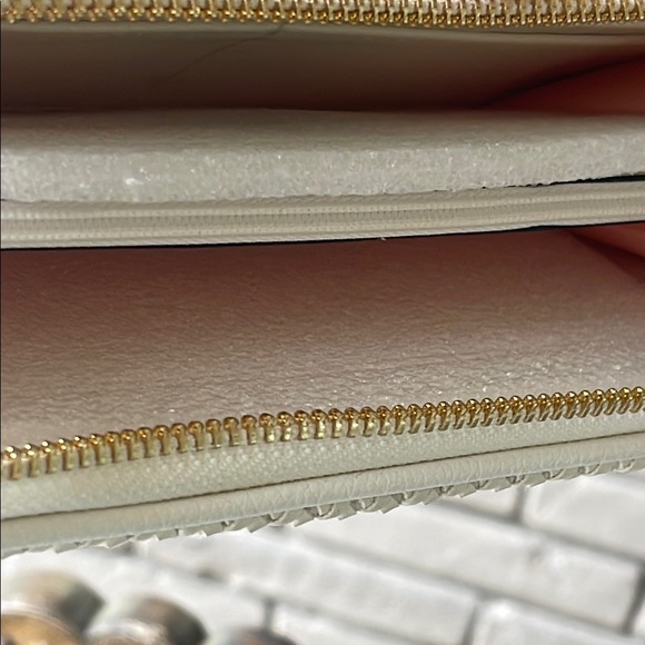 Victoria's Secret White Woven Wallet - Picture 6 of 9